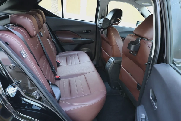 NISSAN KICKS SL 1.6L - GCC SPECS - 5 YEARS UNDER WARRANTY - FREE SERVICE CONTRACT - ACCIDENT FREE -