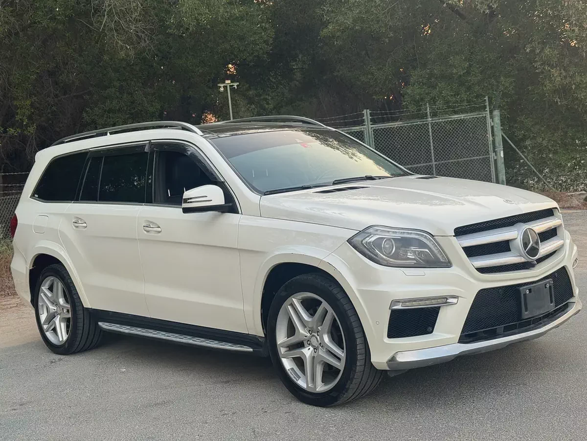 Pristine Mercedes-Benz GL 550 4MATIC 2015 | GCC Specs | Full Service History-2-2