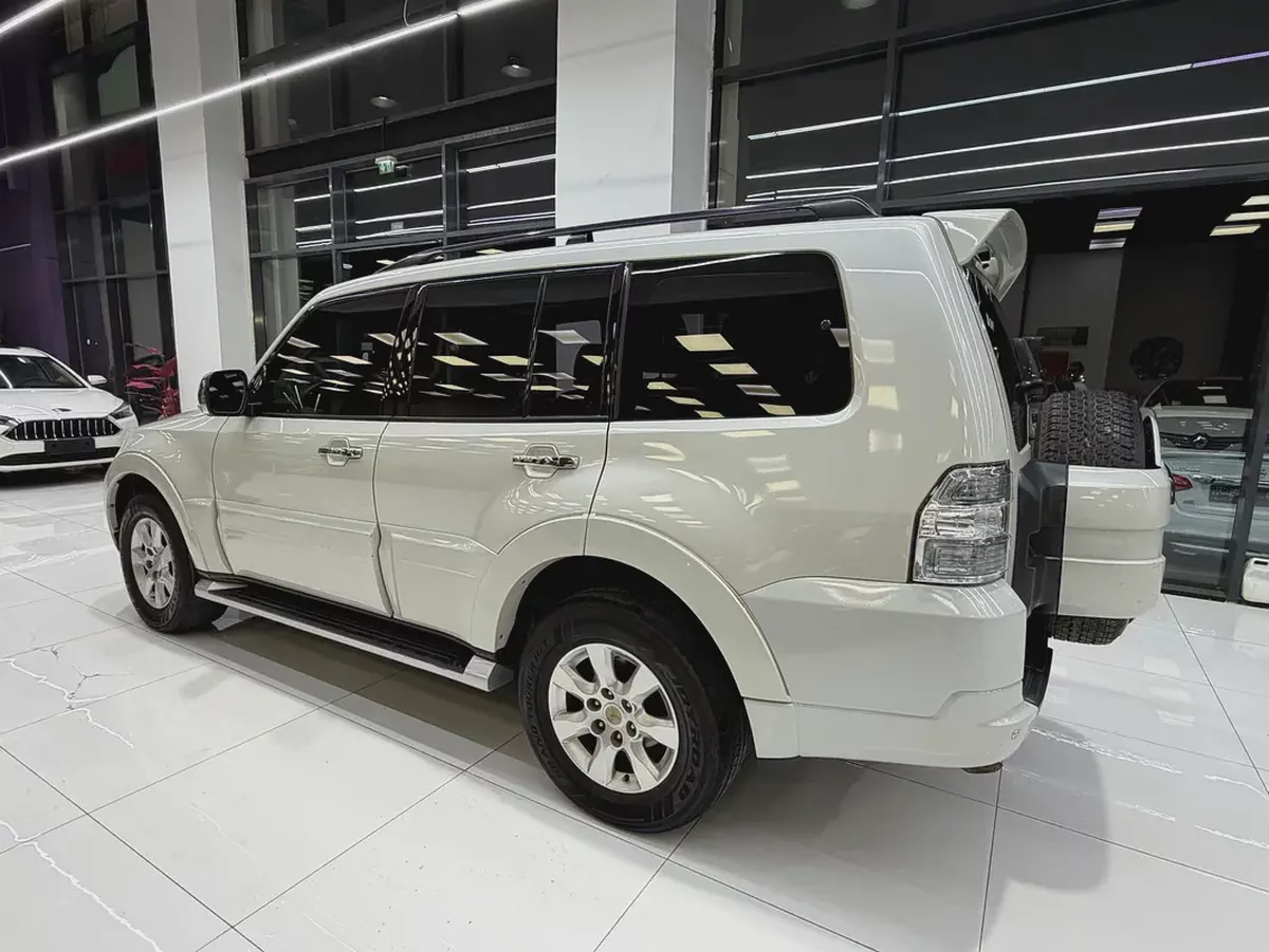 Mitsubishi Pajero Gcc Full option-4-4