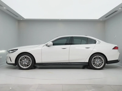 GCC specs from OFFICIAL DEALER BMW 520i | Perfect condition | LOW MILEAGE-1