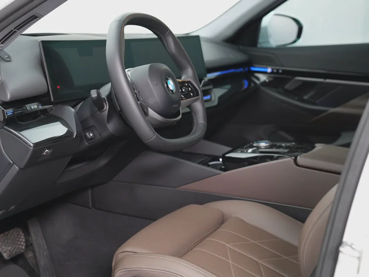 GCC specs from OFFICIAL DEALER BMW 520i | Perfect condition | LOW MILEAGE-10-10