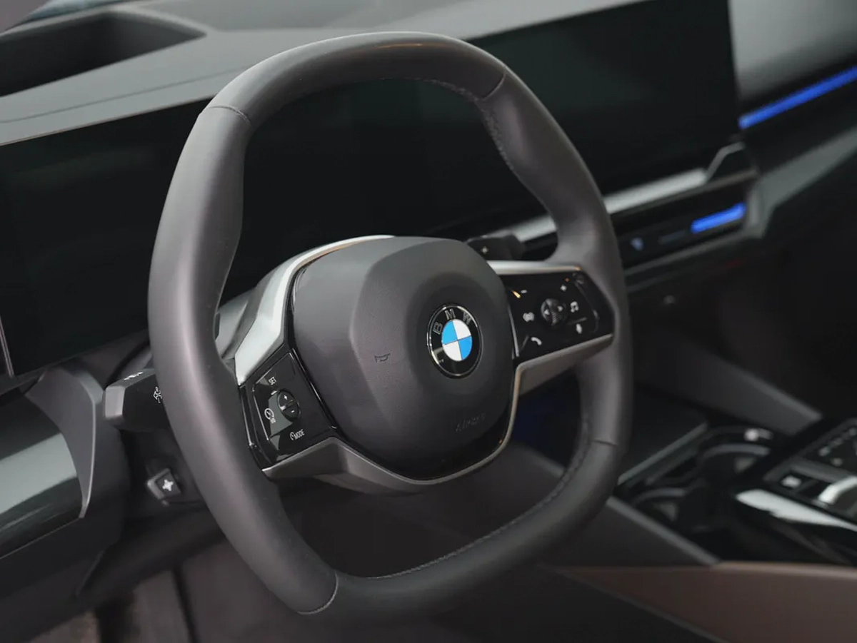 GCC specs from OFFICIAL DEALER BMW 520i | Perfect condition | LOW MILEAGE-11-11
