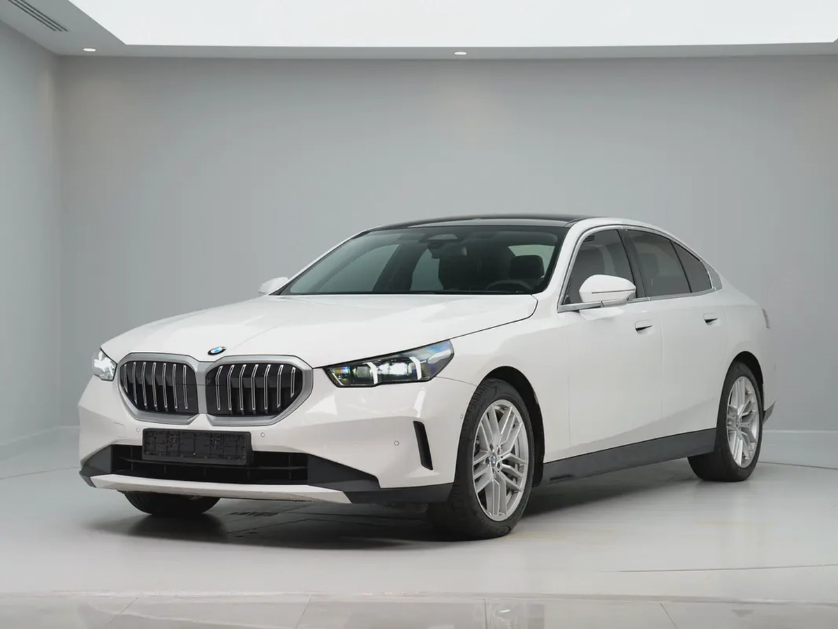 GCC specs from OFFICIAL DEALER BMW 520i | Perfect condition | LOW MILEAGE