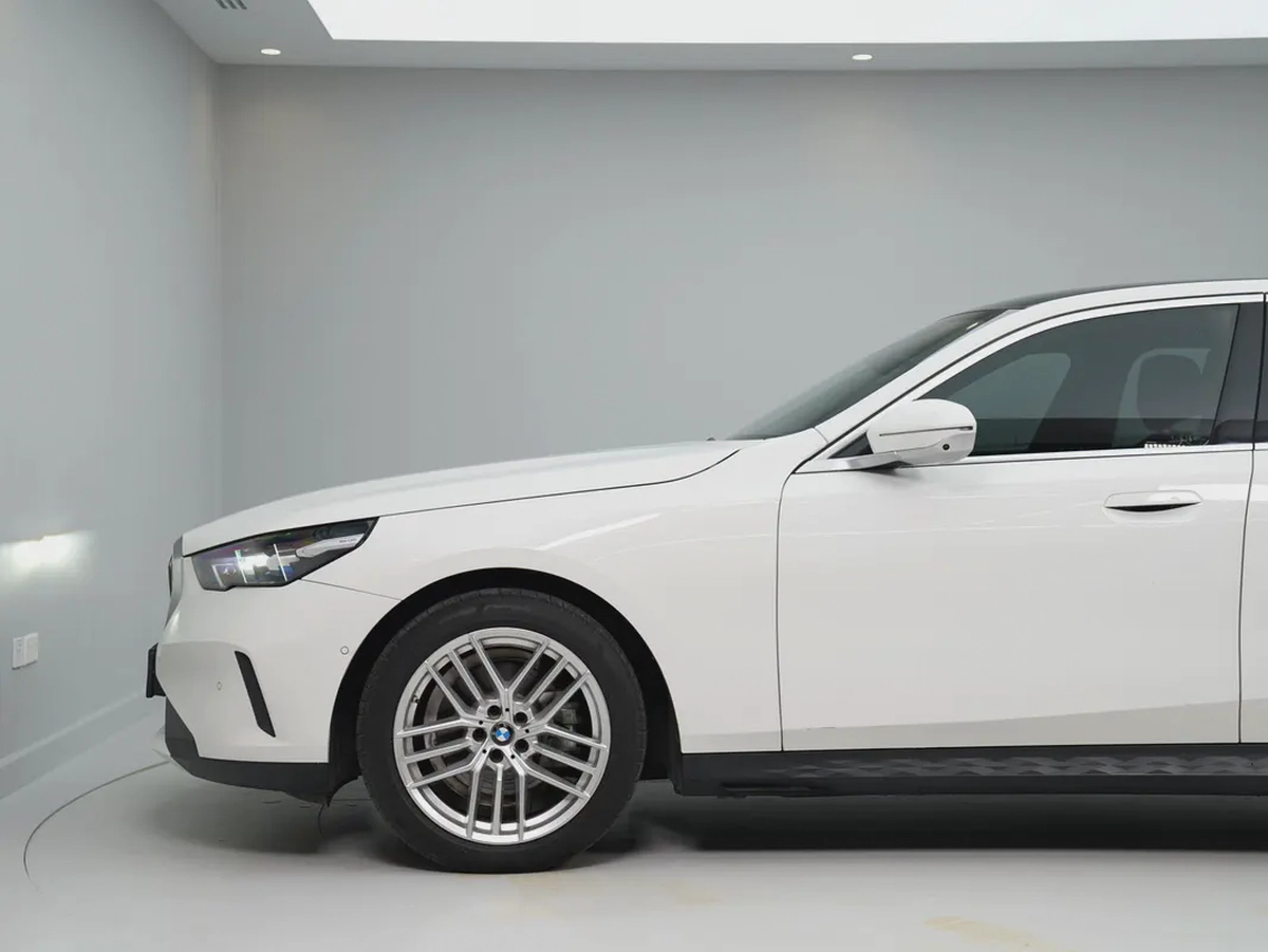 GCC specs from OFFICIAL DEALER BMW 520i | Perfect condition | LOW MILEAGE-2-2