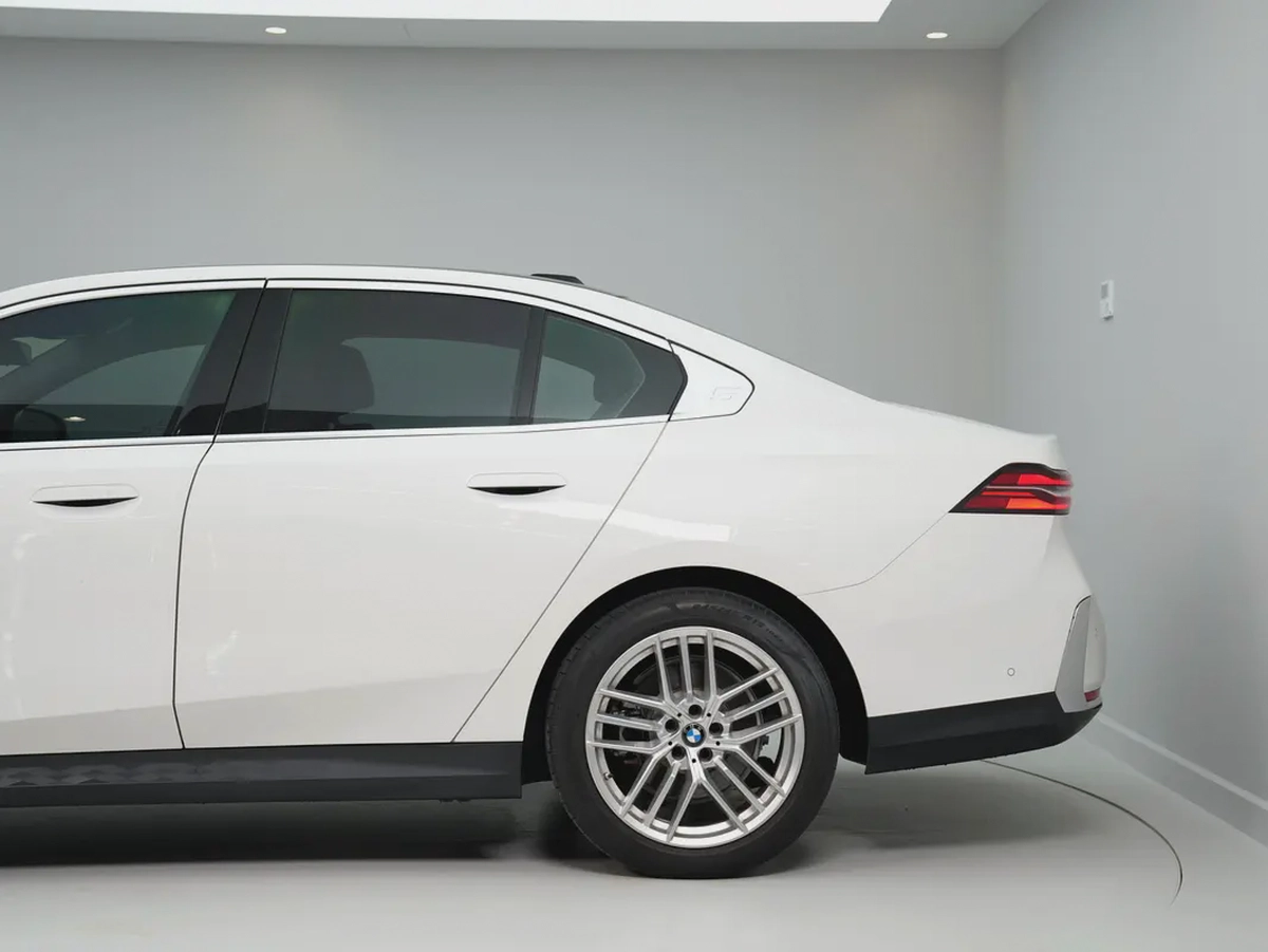 GCC specs from OFFICIAL DEALER BMW 520i | Perfect condition | LOW MILEAGE-3-3