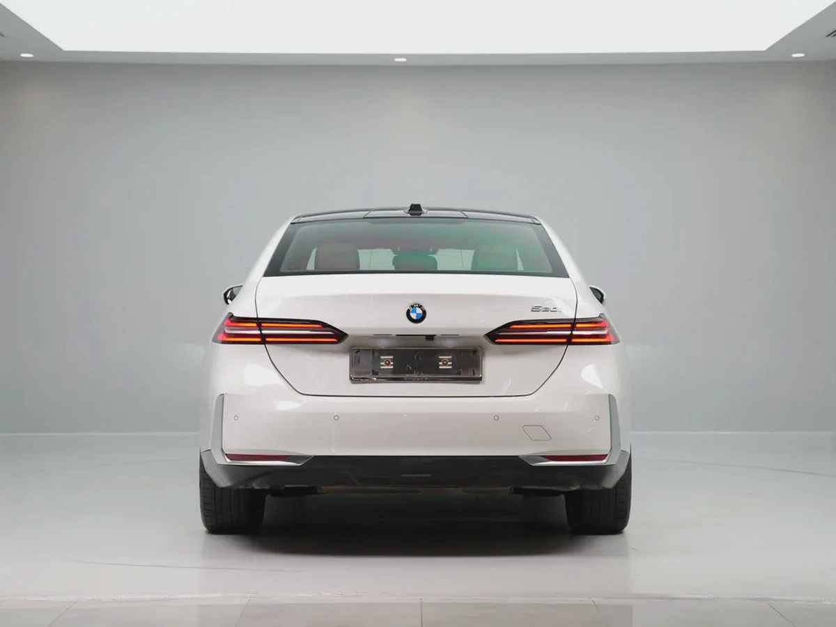 GCC specs from OFFICIAL DEALER BMW 520i | Perfect condition | LOW MILEAGE-5-5