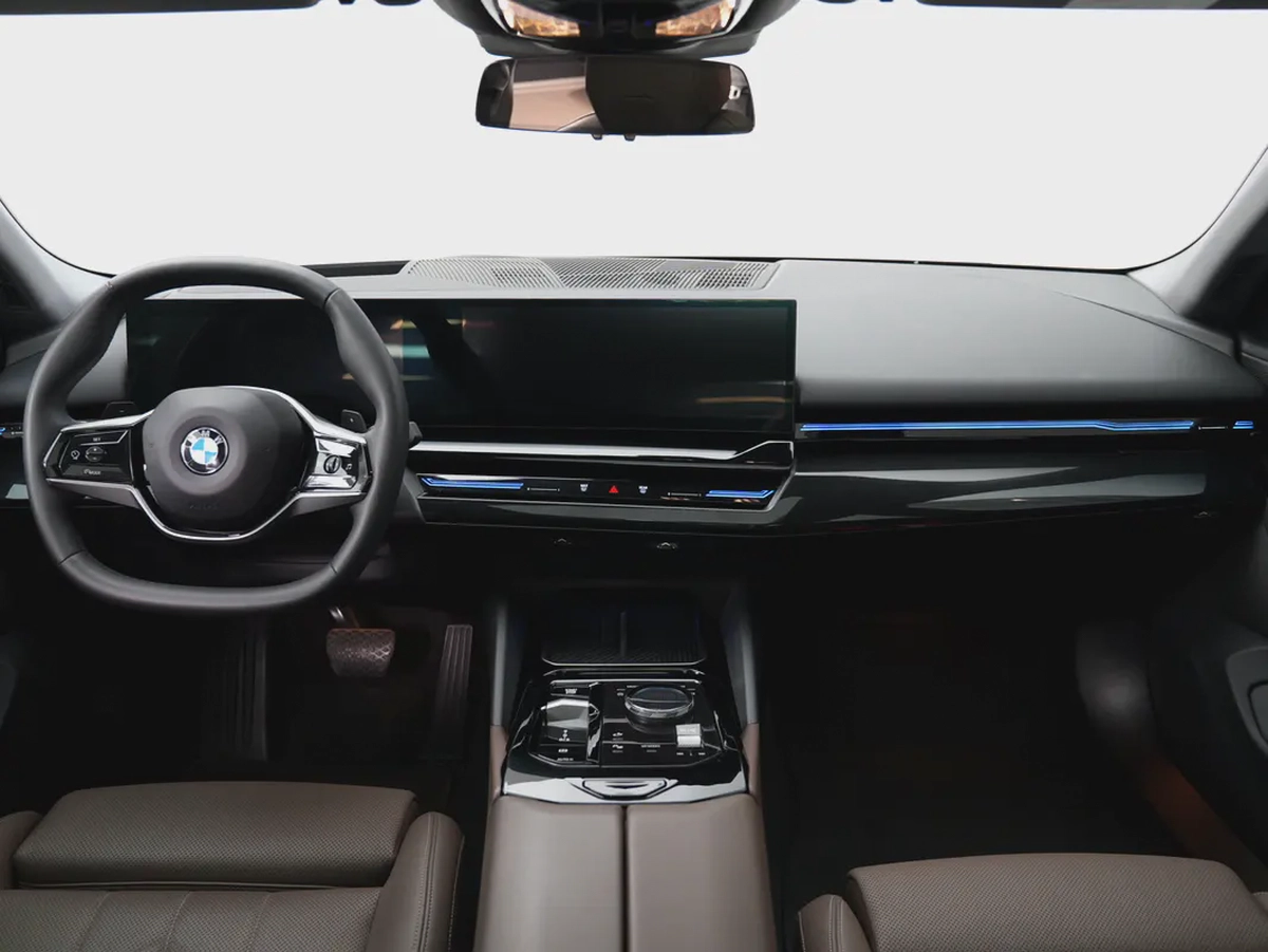 GCC specs from OFFICIAL DEALER BMW 520i | Perfect condition | LOW MILEAGE-7-7