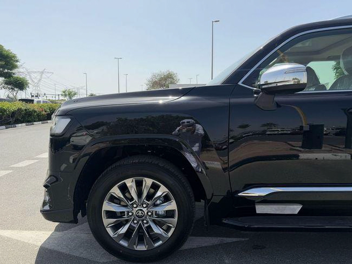 Toyota Land Cruiser VXR-1-1