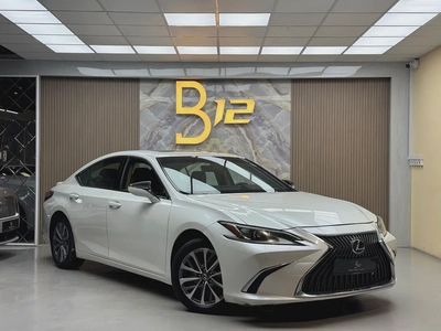 Lexus ES 300h Platinum 2023 | GCC Specs | Low Mileage | Hybrid Luxury-0