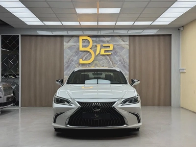 Lexus ES 300h Platinum 2023 | GCC Specs | Low Mileage | Hybrid Luxury-2