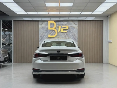 Lexus ES 300h Platinum 2023 | GCC Specs | Low Mileage | Hybrid Luxury-6