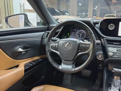 Lexus ES 300h Platinum 2023 | GCC Specs | Low Mileage | Hybrid Luxury-7