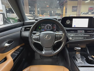Lexus ES 300h Platinum 2023 | GCC Specs | Low Mileage | Hybrid Luxury-8