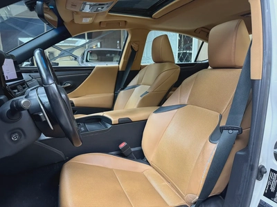 Lexus ES 300h Platinum 2023 | GCC Specs | Low Mileage | Hybrid Luxury-10