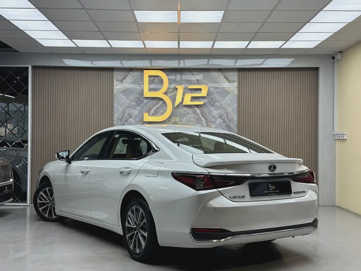 Lexus ES 300h Platinum 2023 | GCC Specs | Low Mileage | Hybrid Luxury-4-4