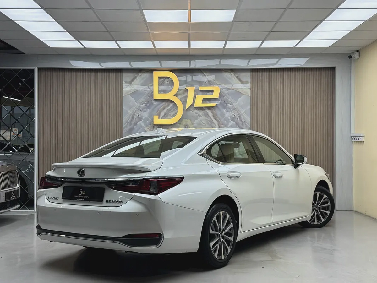 Lexus ES 300h Platinum 2023 | GCC Specs | Low Mileage | Hybrid Luxury-5-5