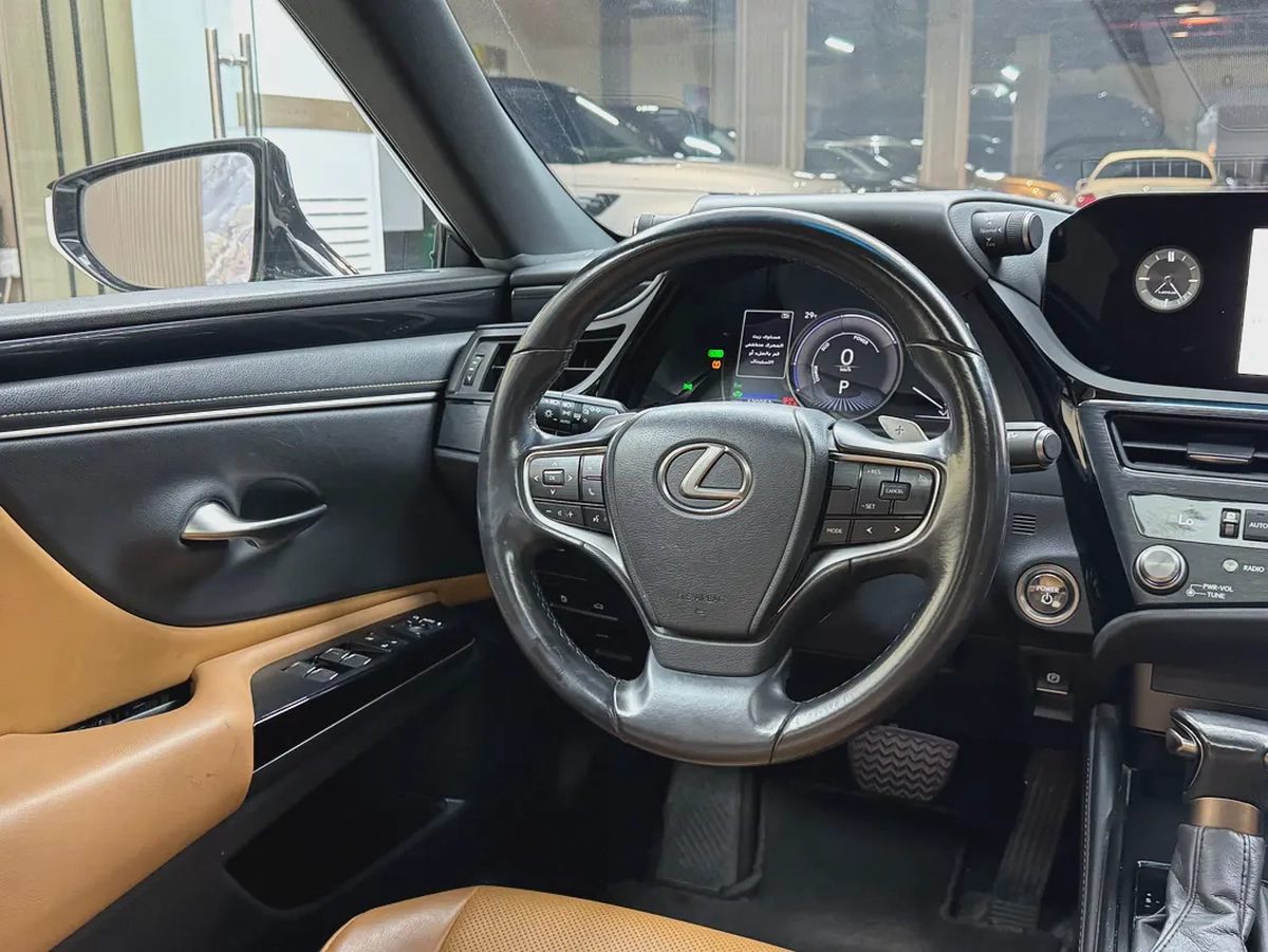 Lexus ES 300h Platinum 2023 | GCC Specs | Low Mileage | Hybrid Luxury-7-7