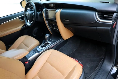 TOYOTA FORTUNER VXR V6 - GCC SPECS - UNDER WARRANTY - FULL SERVICE HISTORY - ACCIDENT FREE --15