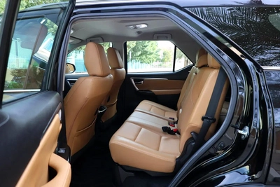 TOYOTA FORTUNER VXR V6 - GCC SPECS - UNDER WARRANTY - FULL SERVICE HISTORY - ACCIDENT FREE --3