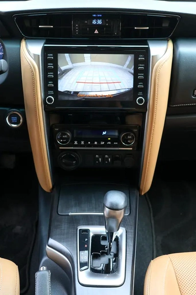 TOYOTA FORTUNER VXR V6 - GCC SPECS - UNDER WARRANTY - FULL SERVICE HISTORY - ACCIDENT FREE --1