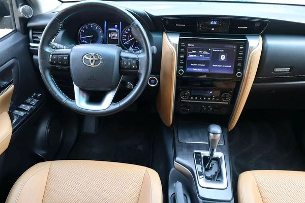 TOYOTA FORTUNER VXR V6 - GCC SPECS - UNDER WARRANTY - FULL SERVICE HISTORY - ACCIDENT FREE -