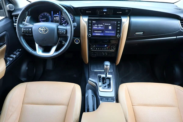 TOYOTA FORTUNER VXR V6 - GCC SPECS - UNDER WARRANTY - FULL SERVICE HISTORY - ACCIDENT FREE -