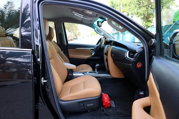 TOYOTA FORTUNER VXR V6 - GCC SPECS - UNDER WARRANTY - FULL SERVICE HISTORY - ACCIDENT FREE -