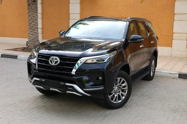 TOYOTA FORTUNER VXR V6 - GCC SPECS - UNDER WARRANTY - FULL SERVICE HISTORY - ACCIDENT FREE -