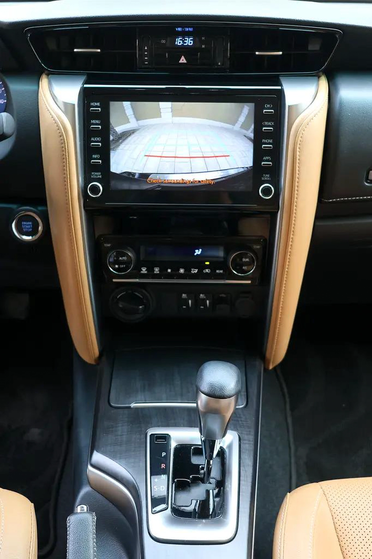 TOYOTA FORTUNER VXR V6 - GCC SPECS - UNDER WARRANTY - FULL SERVICE HISTORY - ACCIDENT FREE --1-1