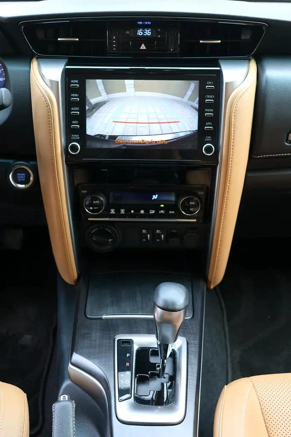 TOYOTA FORTUNER VXR V6 - GCC SPECS - UNDER WARRANTY - FULL SERVICE HISTORY - ACCIDENT FREE -