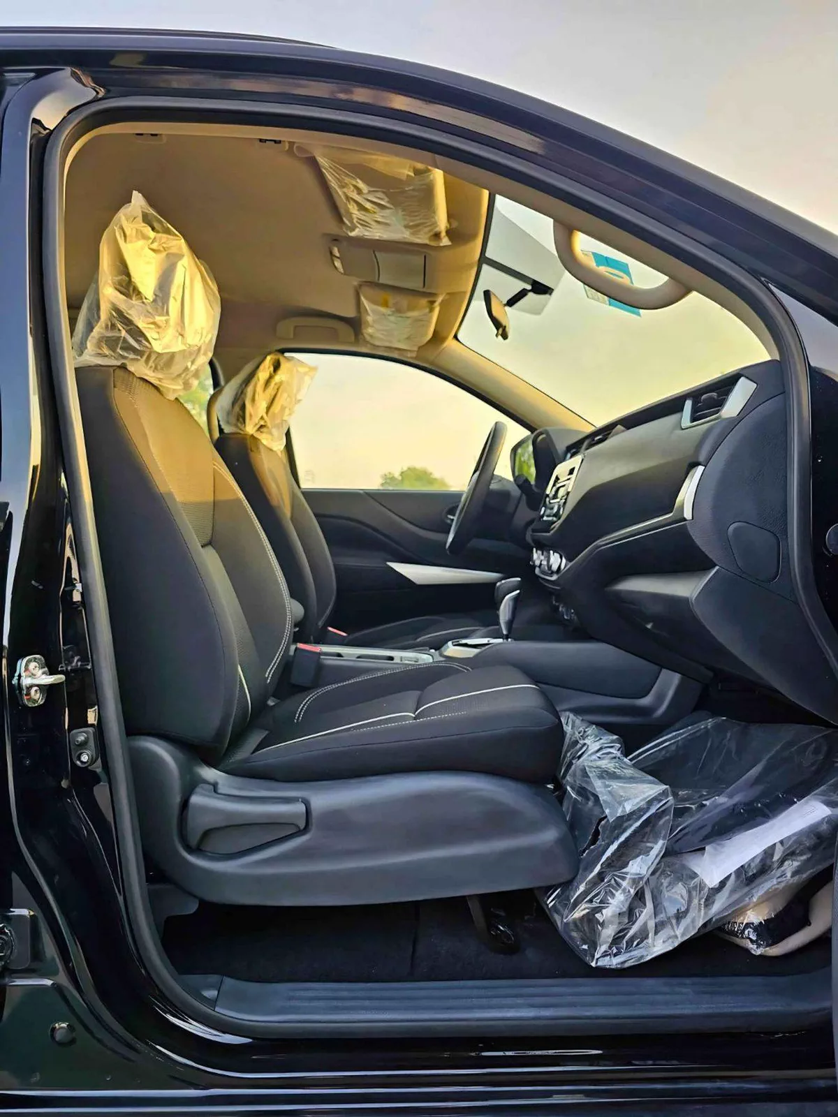 Nissan X Terra SE 7 SEATS / 2.5L PETROL V4 / LEATHER SEATS / PUSH START / 4WD (CODE # 69096)-7-0