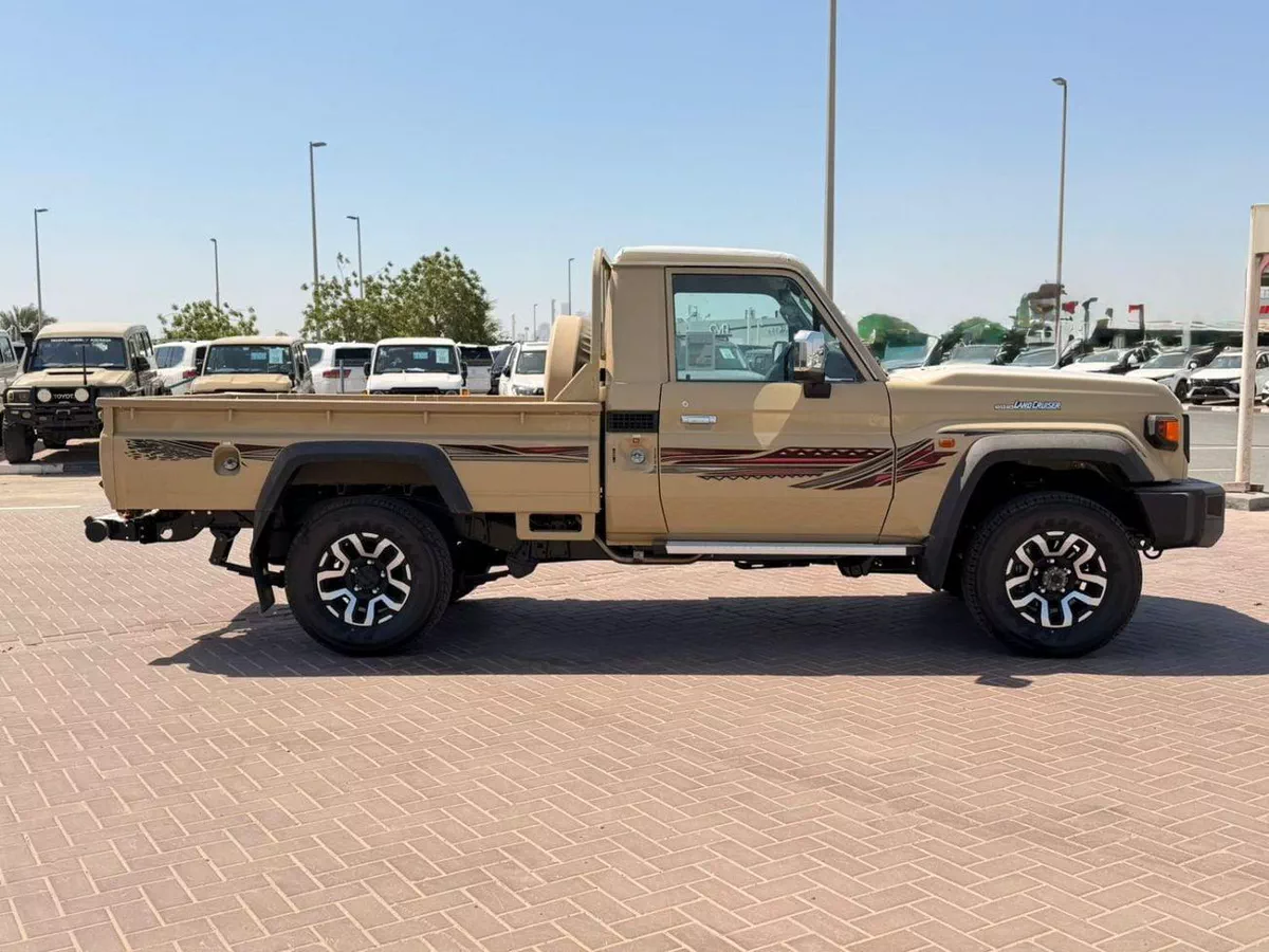 Toyota Land Cruiser Pick Up Toyota pickup LC 79 SINGLE Petrol 4,0L Model 2026  Saudi spec-14-0