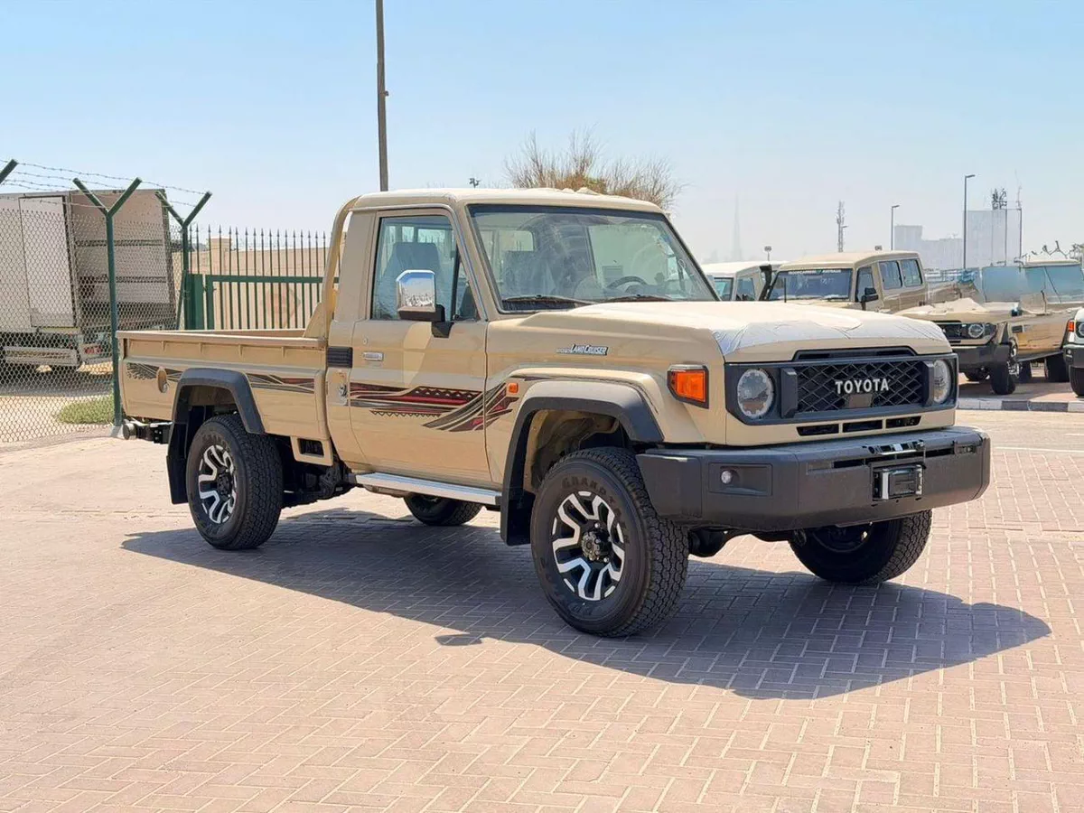 Toyota Land Cruiser Pick Up Toyota pickup LC 79 SINGLE Petrol 4,0L Model 2026  Saudi spec-2-0