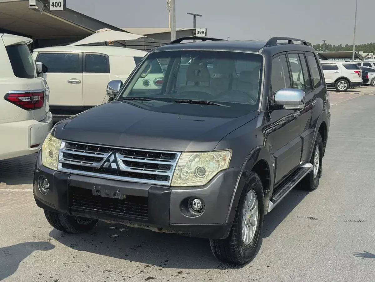 Mitsubshi pajero 2011 Gary color GCC calen car-9-9