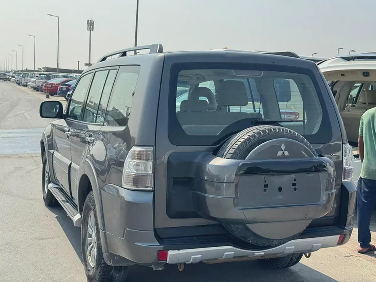 Mitsubshi pajero 2011 Gary color GCC calen car-1-1
