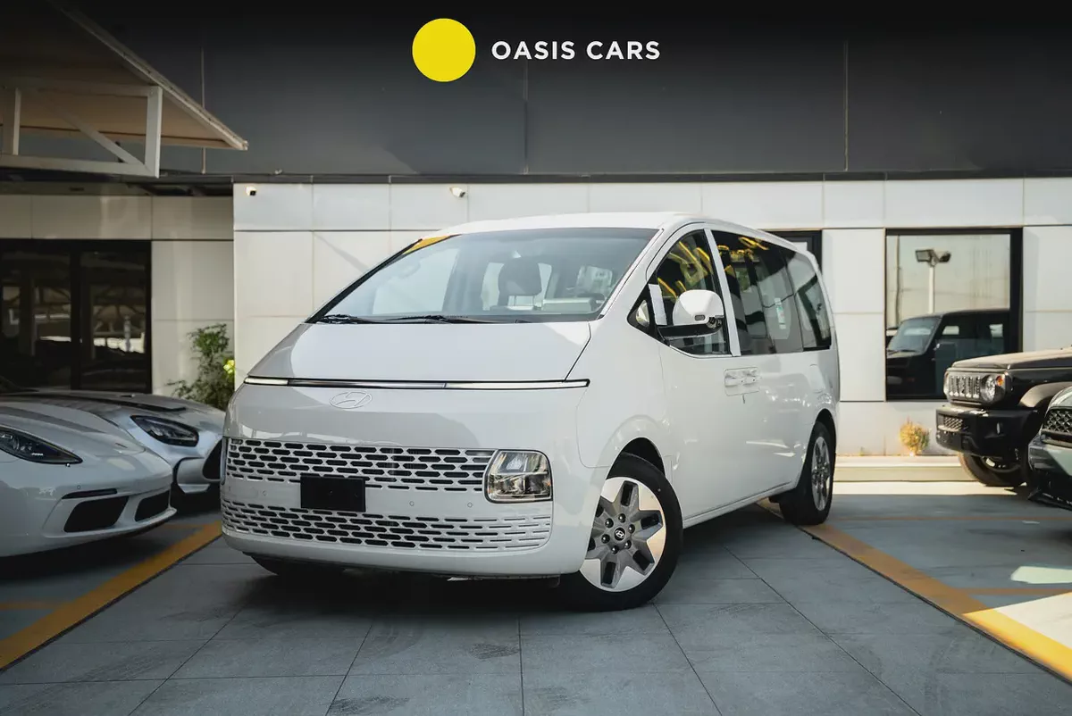 Hyundai Staria Luxury 2025 Brand New 11 Seater Diesel 2.2L Turbo 4 Cylinders GCC