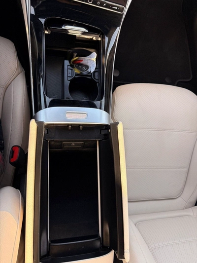 Mercedes Benz C300 STD C 300 2025 premium-7
