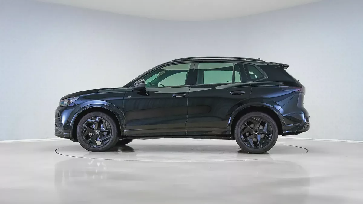 2026 Volkswagen Tiguan R-line Black Edition | GCC | Volkswagen Warranty Feb 2031 & Service Feb 2029-9-9
