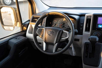 Toyota Hiace Commuter-12