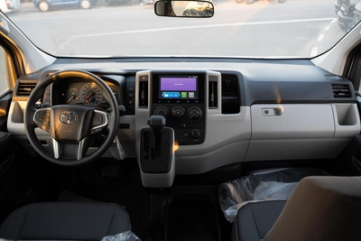 Toyota Hiace Commuter-22