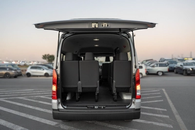 Toyota Hiace Commuter-17
