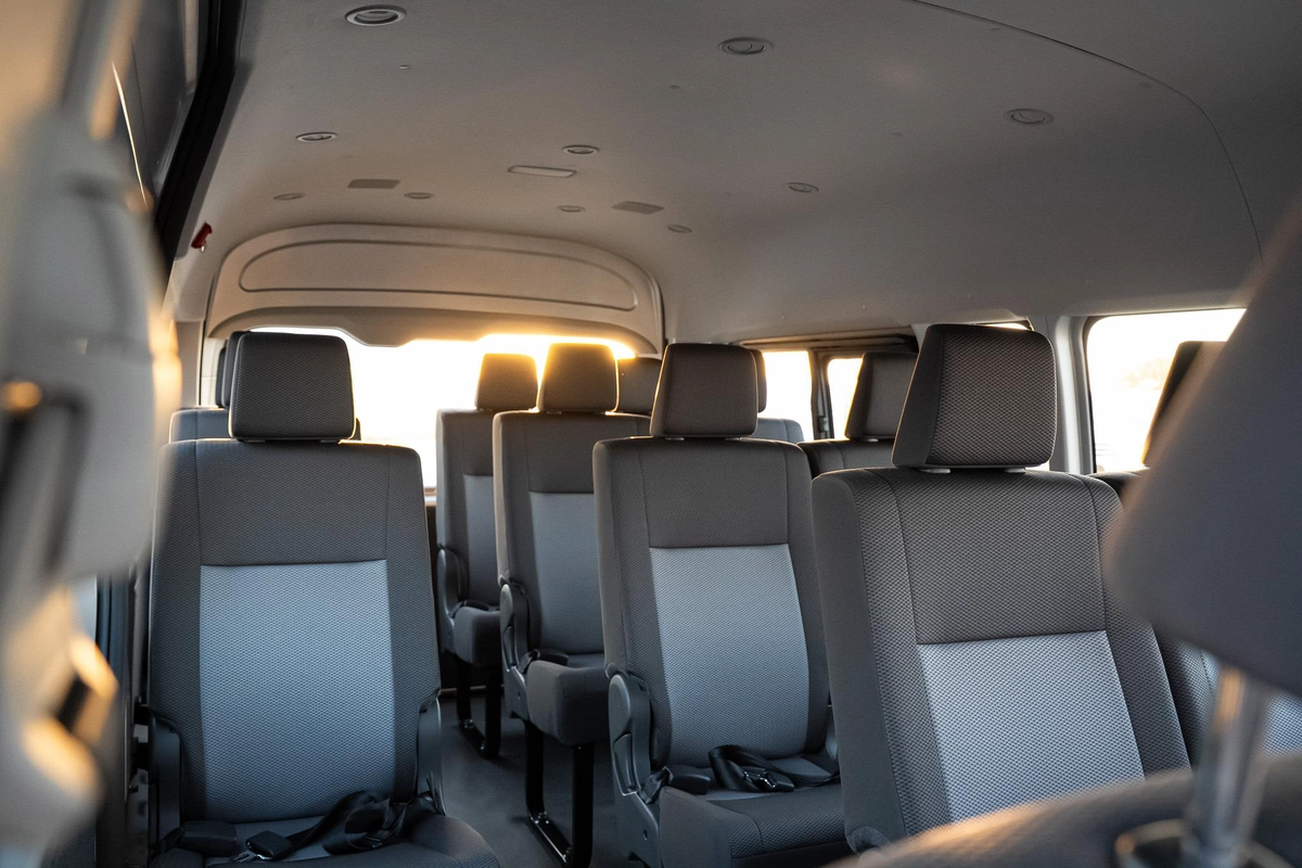 Toyota Hiace Commuter-9-9