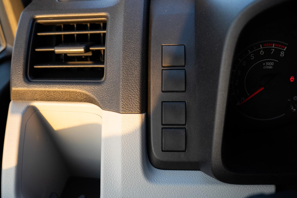Toyota Hiace Commuter-15-15