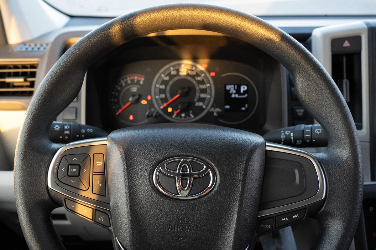 Toyota Hiace Commuter-13-13