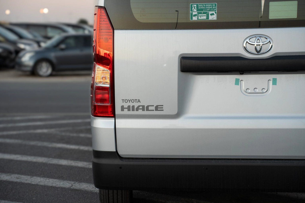 Toyota Hiace Commuter-1-1