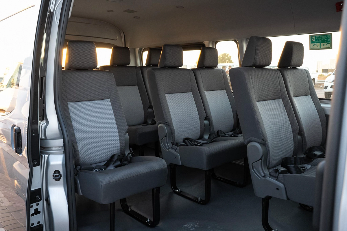 Toyota Hiace Commuter-16-16
