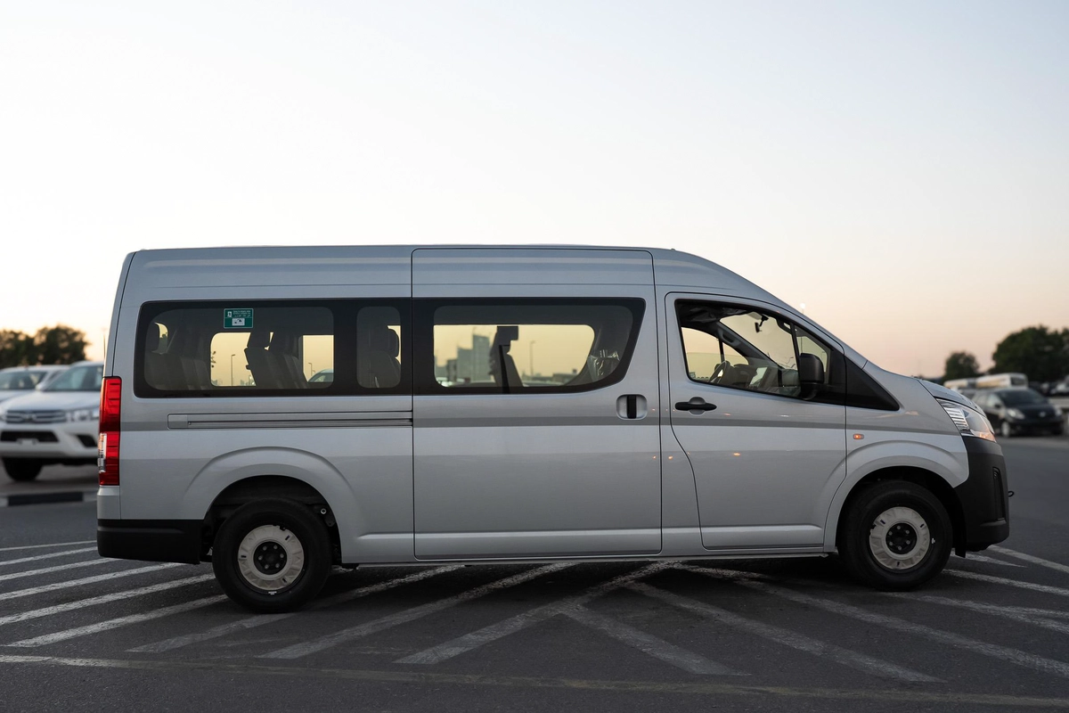 Toyota Hiace Commuter-6-6