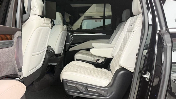 Cadillac Escalade PREMIUM LUXURY PLATINUM Cadillac Escalade 600 - 6 Seats - 2025