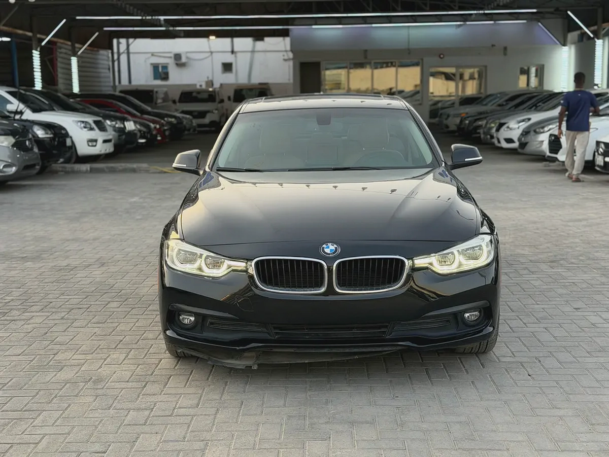 BMW 3-Series 318i Exclusive 2018 - American Specs-1-1