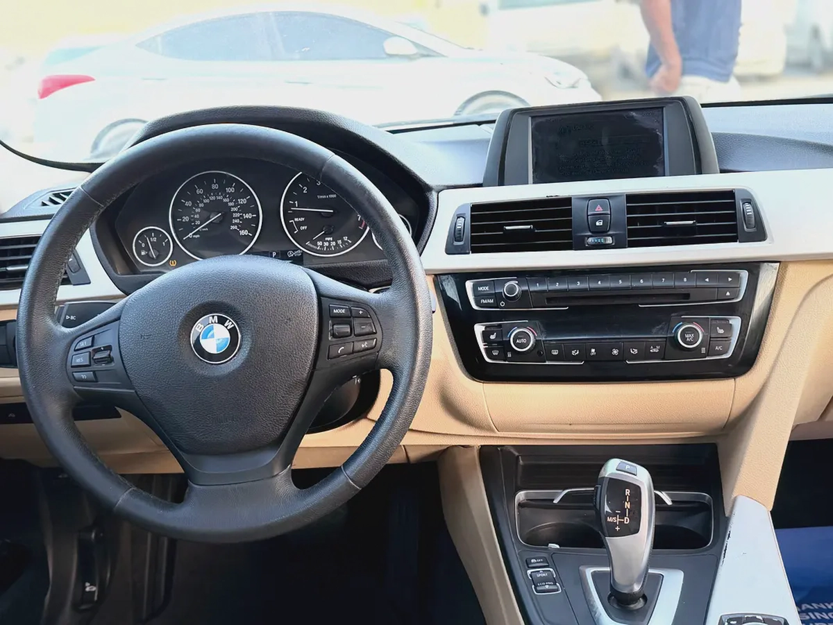 BMW 3-Series 318i Exclusive 2018 - American Specs-5-5